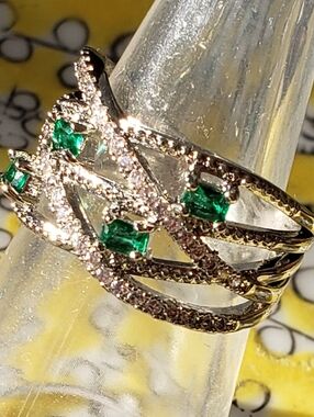 Emerald Sterling Ring, Sz 6 Stamped 925, Delicate Gems Surround, NWOT, gorgeous!